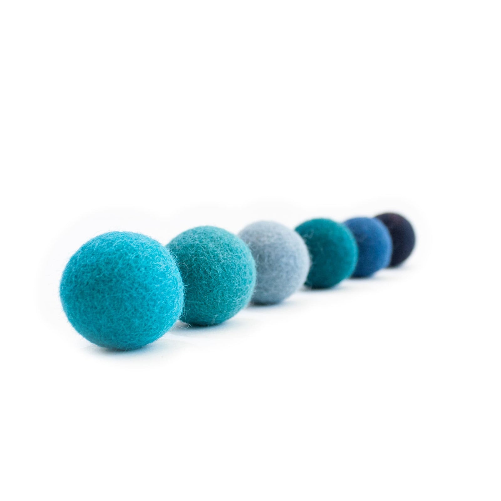 OCEAN VIBES viltballen in zes blauwtinten