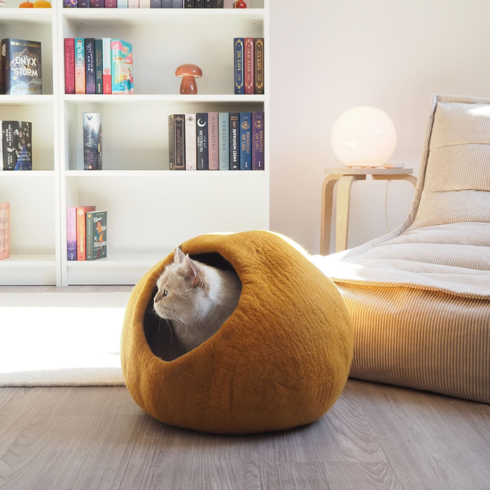 Un chat dans la grotte pour chat PEBBLE en feutre, moutarde