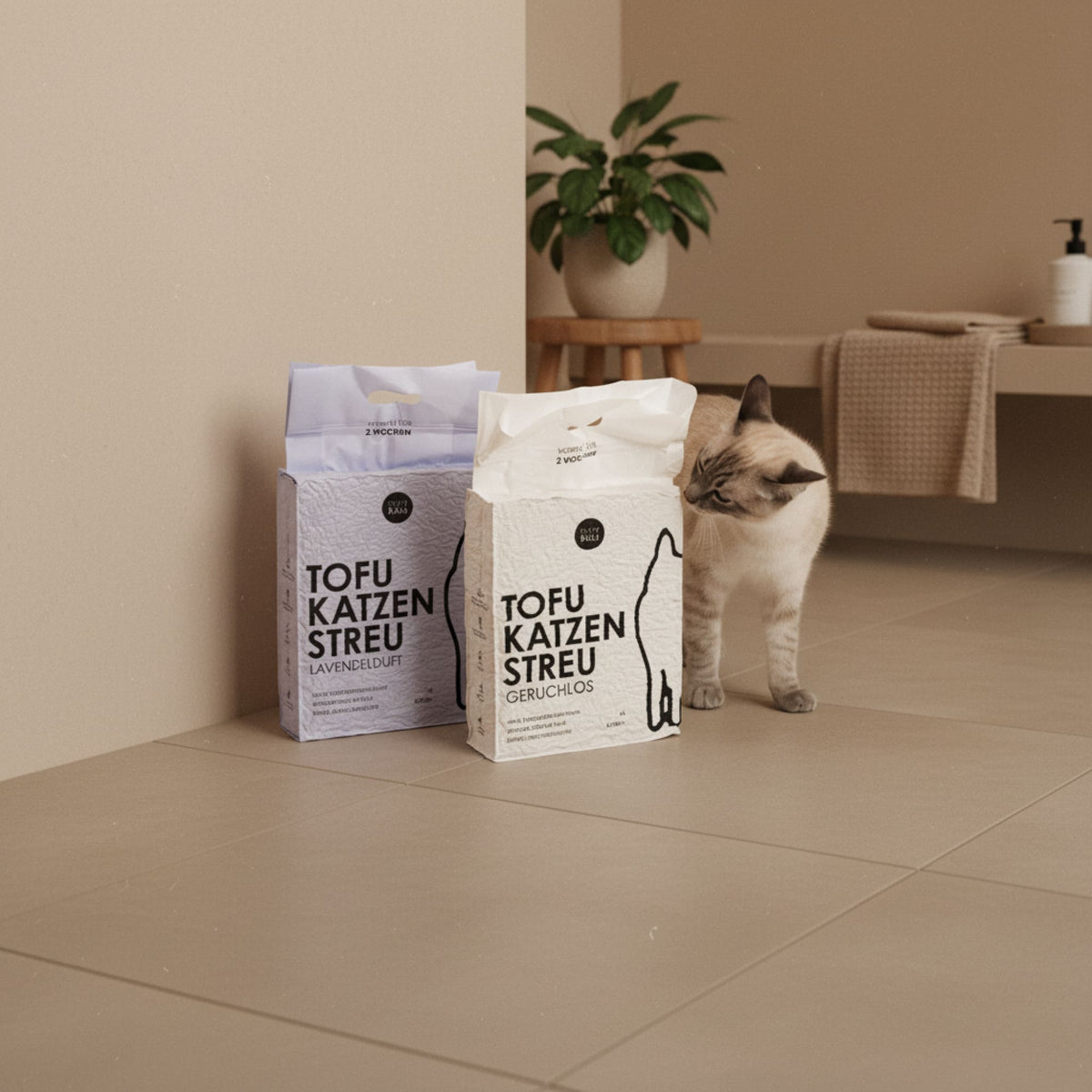 Katze mit zwei Katzenstreu Beuteln in den Varianten Geruchslos und Lavendel
