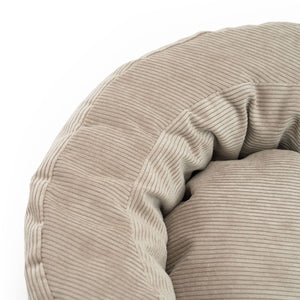 Detailaufnahme des Cordstoffs des LucyBalu Katzenbetts – weiche Rillenstruktur und hochwertige Verarbeitung.