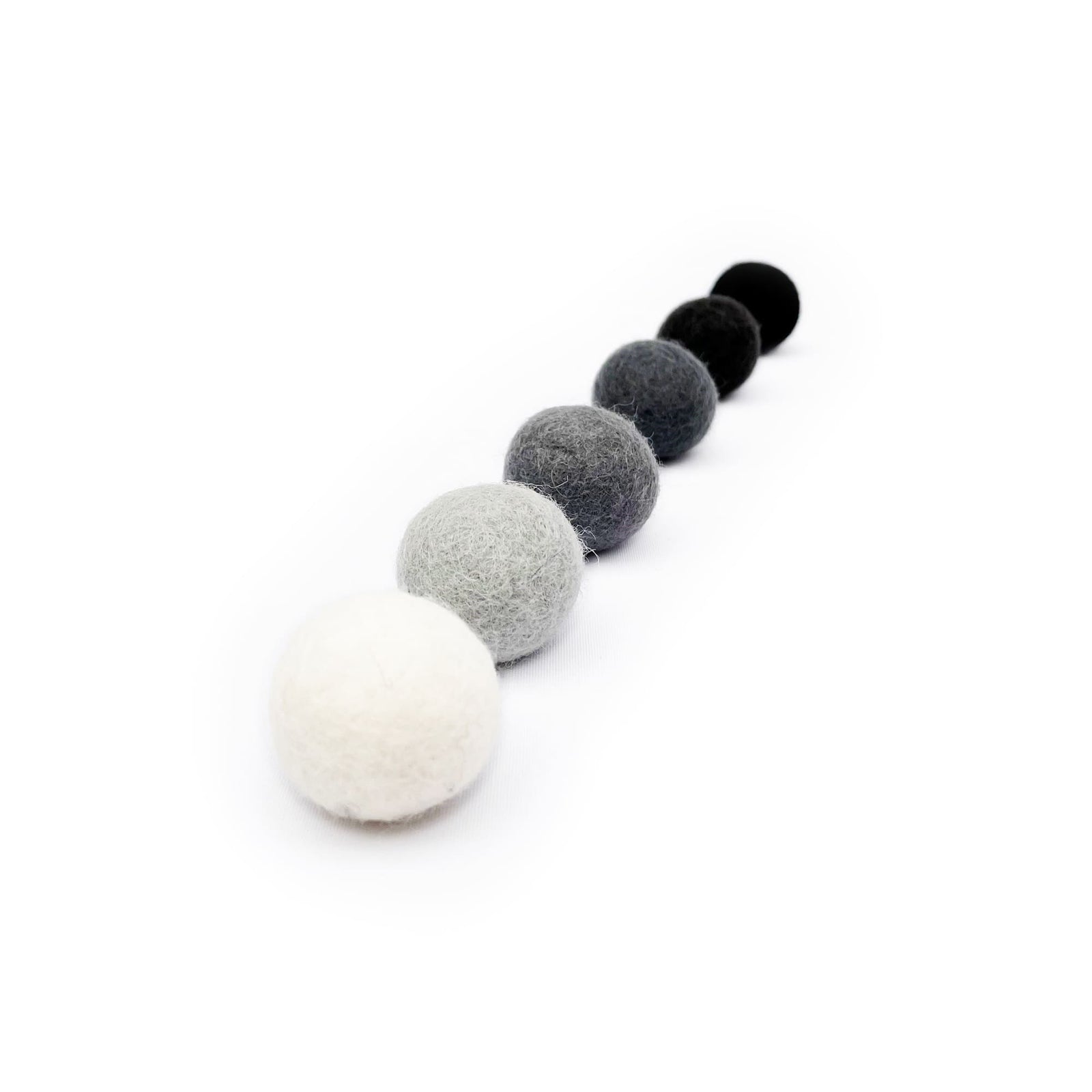 SHADES OF GREY viltballen in kleurverloop van wit naar zwart