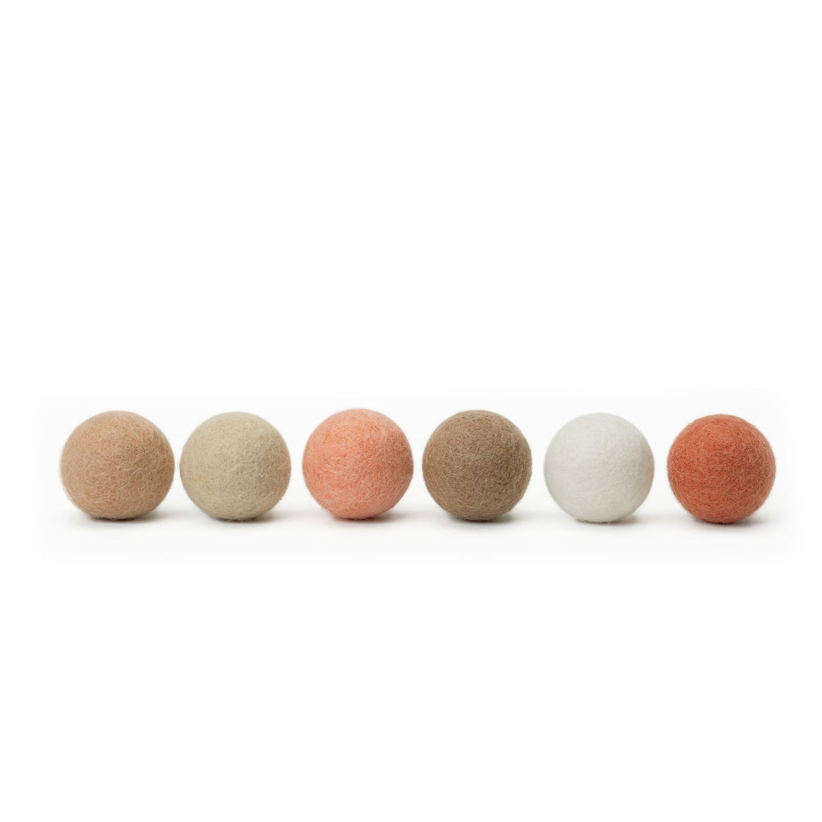 PEACH FUZZ viltballen in zes aardse pasteltinten