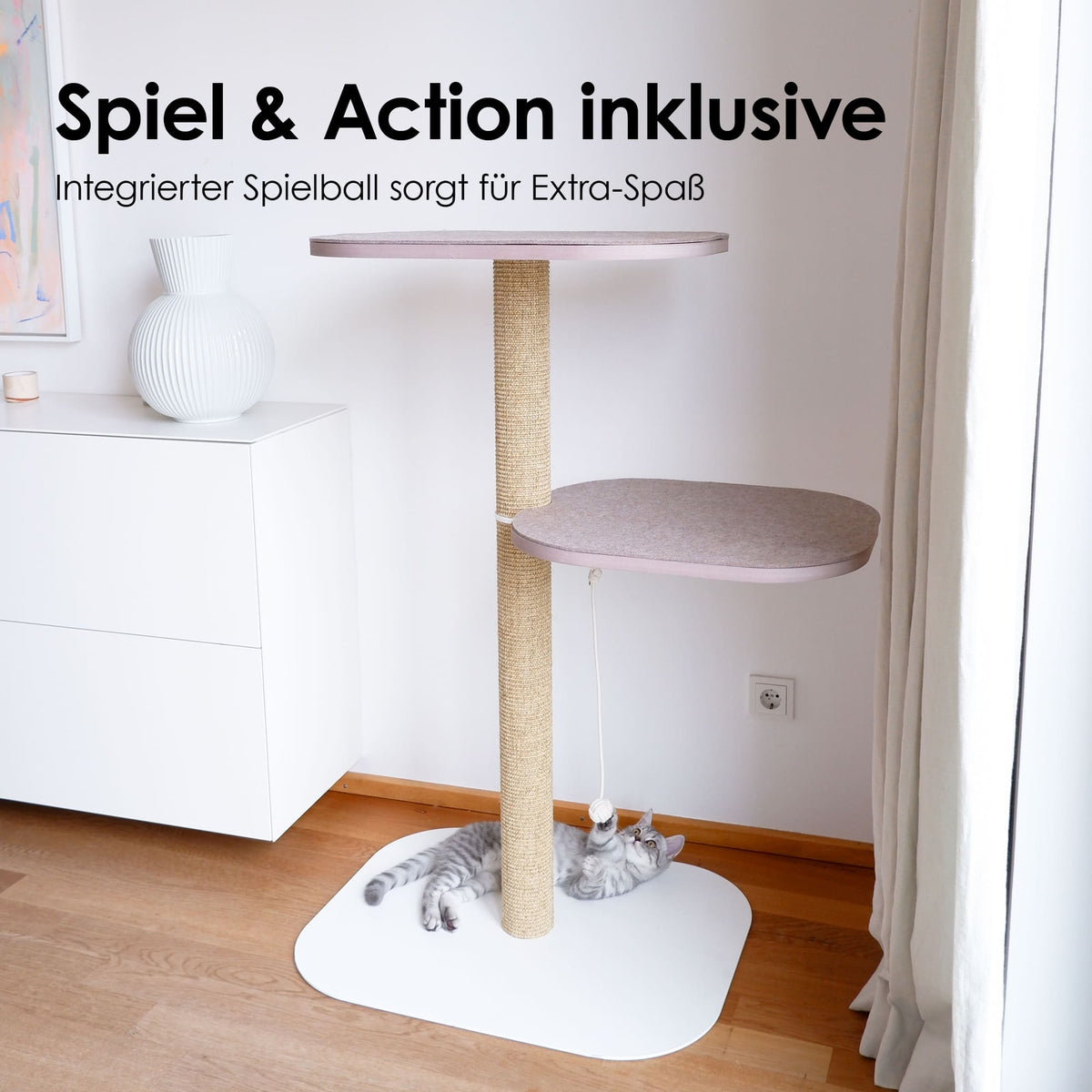 Katze spielt mit integriertem Spielball am Sisal-Kratzbaum – funktionale Katzenmöbel für Spiel und Spaß.