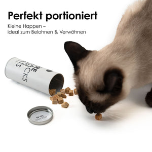 Katze frisst einen kleinen gefriergetrockneten Snack vor einer geöffneten Dose, Text: „Perfekt portioniert – kleine Happen zum Belohnen“.