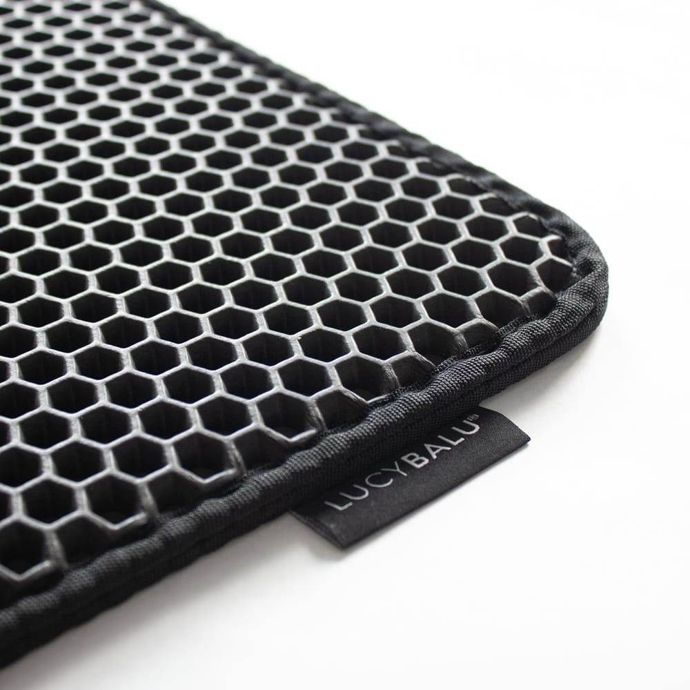 detail aufnahme von lucy balu label auf katzenstreumatte