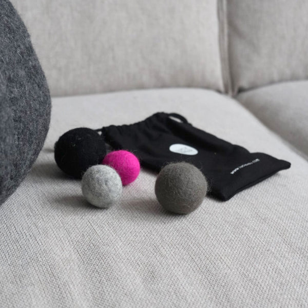 JOY BAG Filzbälle 4er Set mit Stoffbeutel auf Sofa