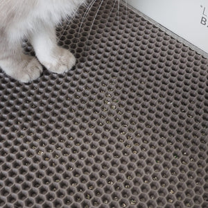 nahaufnahme von der wabenstruktur der katzen streumatte