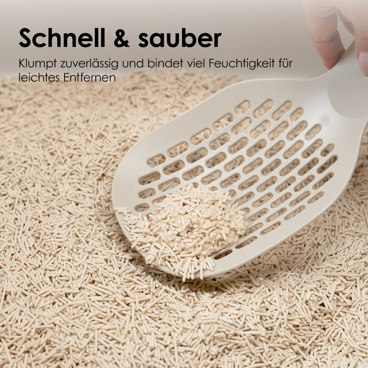 Nahaufnahme von einer Katzenklo-Schaufel, erkennbar ist ein Klumpen Katzenstreu mit Text: Schnell & sauber