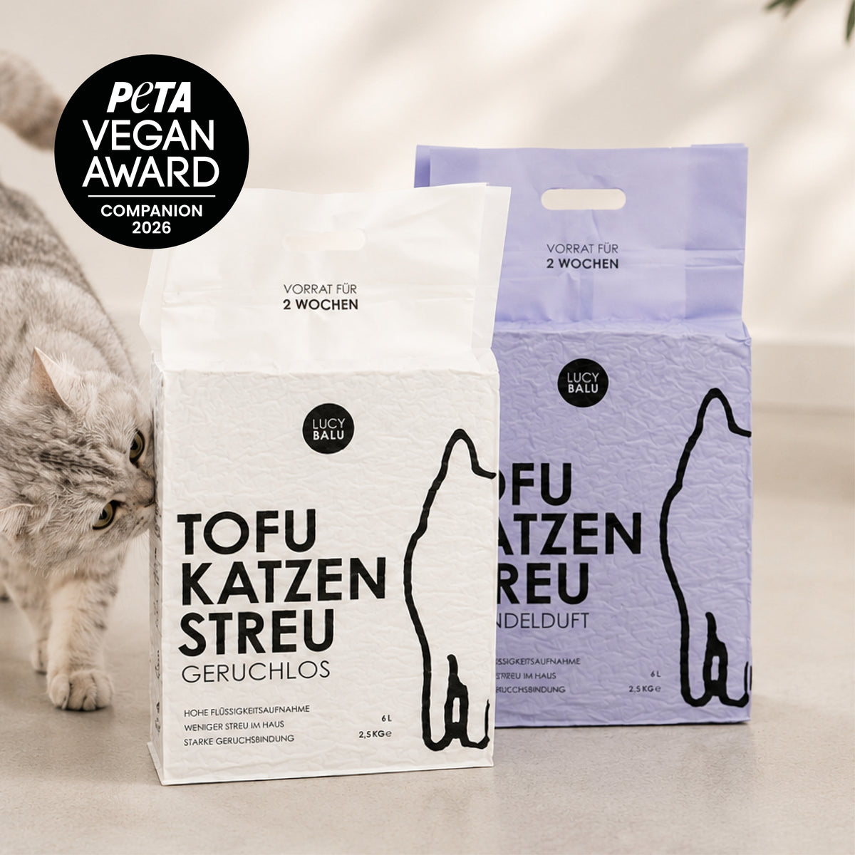 Zwei Beutel Tofu Katzenstreu nebeneinander, zwei Varianten: Geruchlos und Lavendel