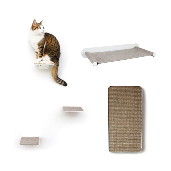 Katzenwand Set Weiß mit SCRATCHPAD Kratzbrett, SWING Hängematte und STEPS Stufen, Katze auf Stufe