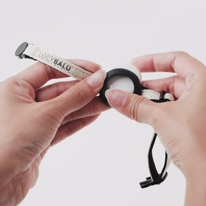 AirTag Katzenhalsband der Katze anziehen