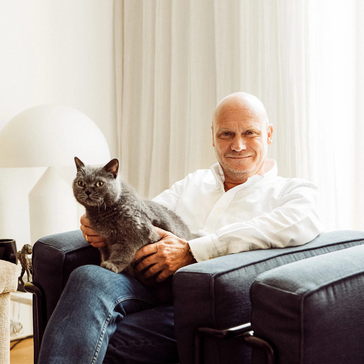 sieger design for LucyBalu – Designer mit grauer Katze auf dem Sofa
